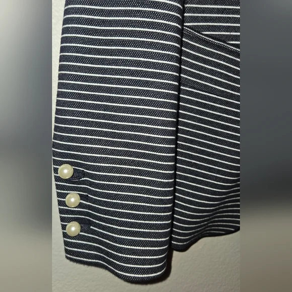 Ann taylor size 4 blazers made in Indonesia. - Picture 4 of 7